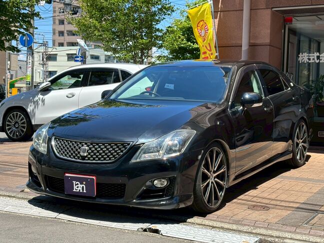 人気のクラウンアスリートです。傷も少なく、綺麗な車両です。